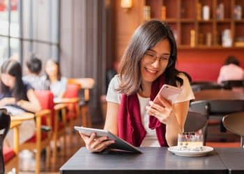 Co-Working Spaces vs. Cafés: A Digital Nomad Workspace Comparison