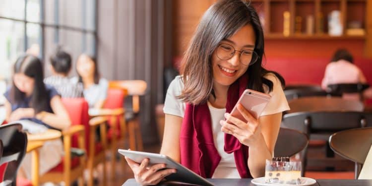 Co-Working Spaces vs. Cafés: A Digital Nomad Workspace Comparison