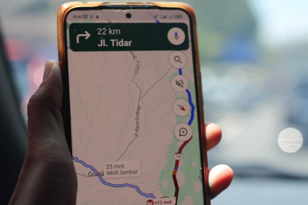 Traveler holding a phone with a downloaded route, showing how using Google Maps offline covers big areas for trips.