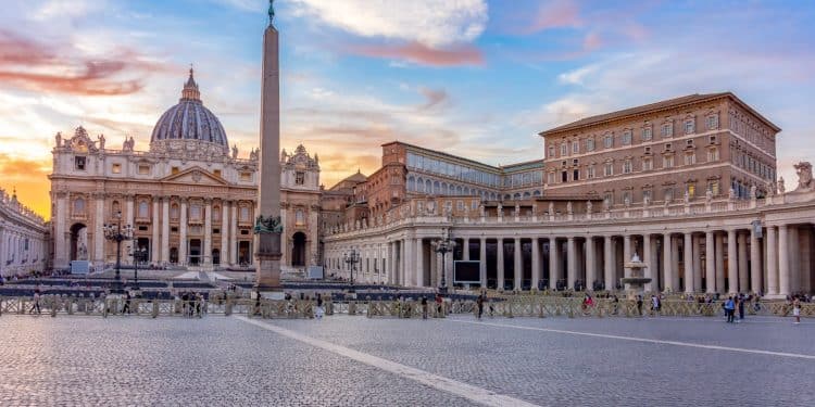 Visitors in St. Peter’s Square at sunset on free museum days